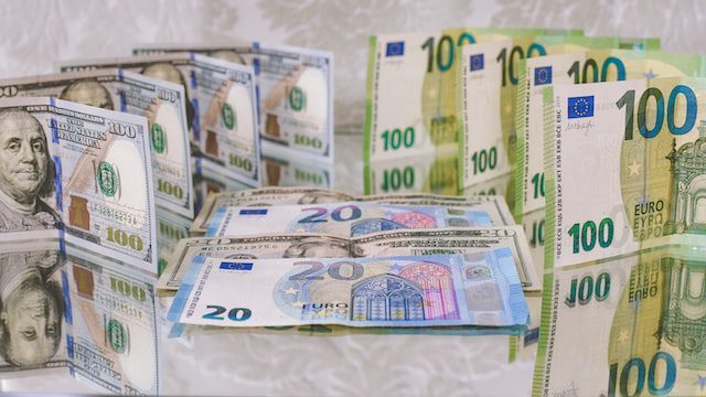 Euro, dollar stable as bank tension eases