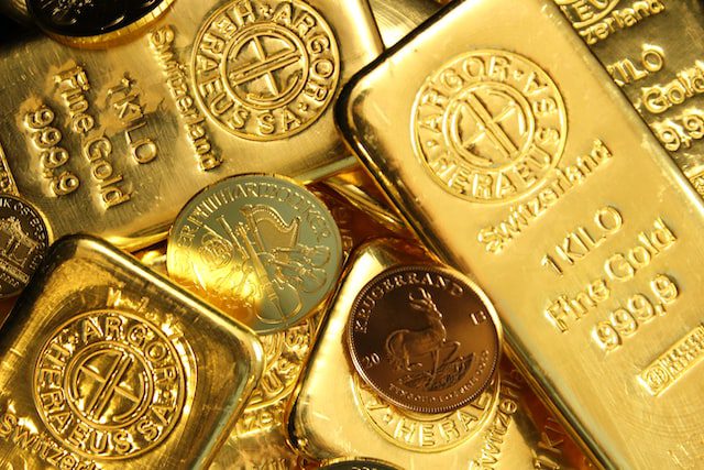 Gold rises as investors eye U.S. economic data