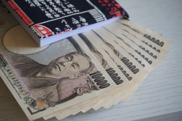 Safe-haven yen moves upward